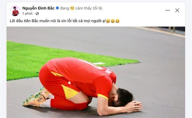 Sân bóng rổ với cầu thủ đang thi đấu